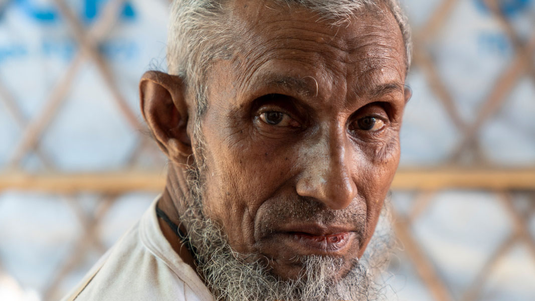 Ali a subi un accident vasculaire cérébral qui l'a partiellement paralysé dans le camp de réfugiés rohingya.; }}