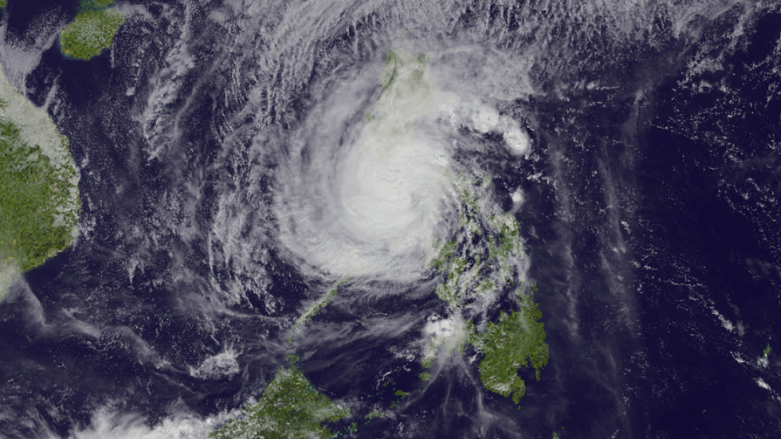 Image satellite du typoon Kammuri, 3 décembre 2019; }}