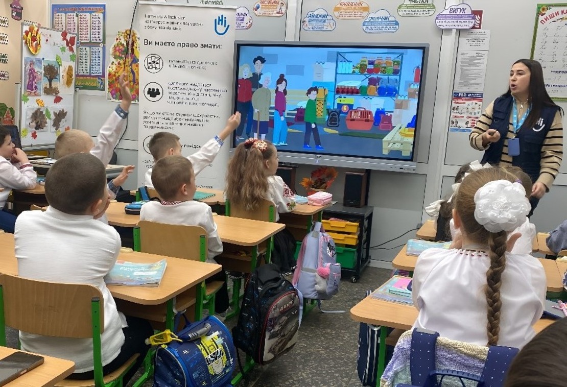 Ana Peteris (HI) is teaching children about the dangers of explosive ordnance in an underground school in Kharkiv city. M. Monier / HI 2024