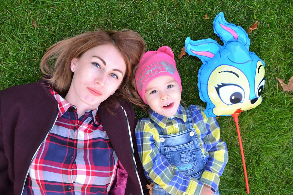 Antonina et sa fille Varvara photographiées dans le parc près du théâtre dramatique de Marioupol avant l'escalade de la guerre