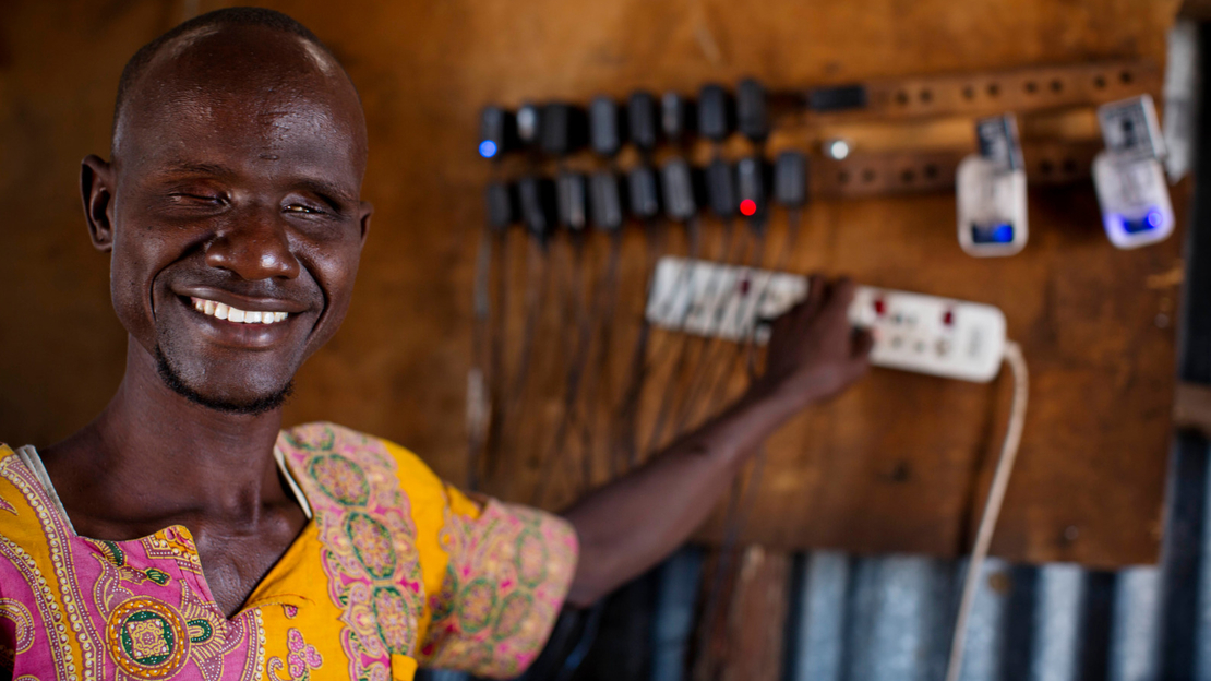 Ali est aveugle. Il charge des téléphones dans le magasin qu'il possède avec sa femme Abiba, également aveugle, à Kakuma Ville, au Kenya. Ali et Abiba viennent toutes deux de Kakuma et ont reçu le soutien d’Humanité & Inclusion et d'autres ONG pour leur boutique après l'arrivée des ONG pour soutenir l'afflux de réfugiés. ; }}