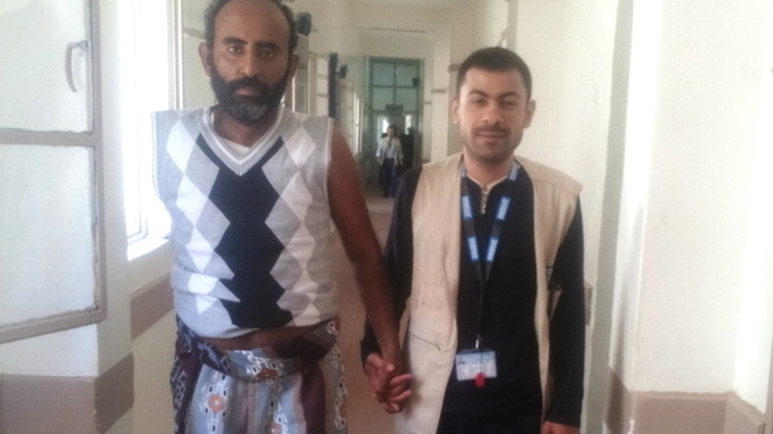 Abdulrahmam avec le kinésithérapeute de HI, Ahmed ; }}